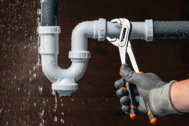 Professional Emergency Plumber technician working in Aurora, OH